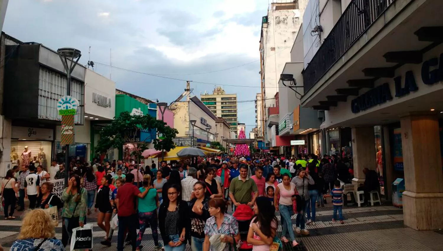 El microcentro se movió al ritmo de los compradores rezagados: los horarios del comercio