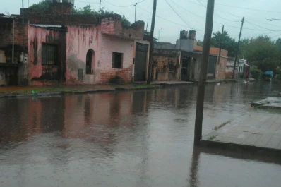 Las calles se volvieron lagos por la intensa lluvia que se registró en Tucumán
