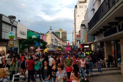El microcentro se movió al ritmo de los compradores rezagados: los horarios del comercio
