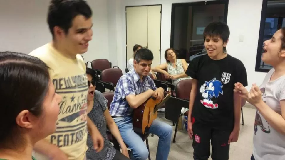 ENSAYO. El coro Voces al Sol está integrado por seis cantantes, a quienes acompañarán otros cinco músicos e invitados especiales en el escenario. 