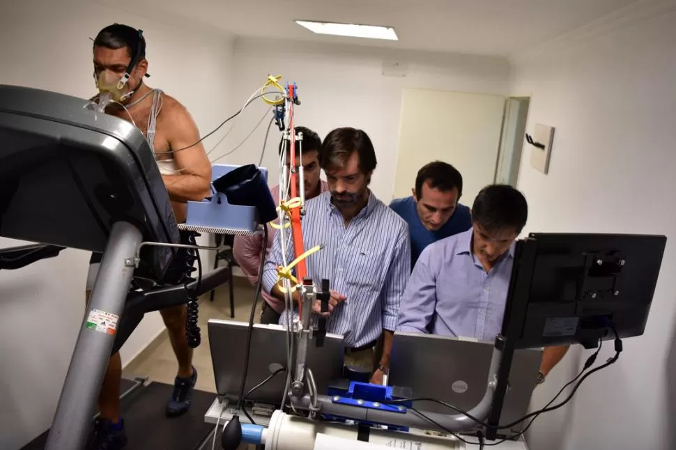 EN PROGRESO. Barbaglia, Poviña, Hilal y Díaz observan las pantallas de las computadoras, mientras Neme trota en la cinta. la gaceta / fotos de Ines Quinteros Orio