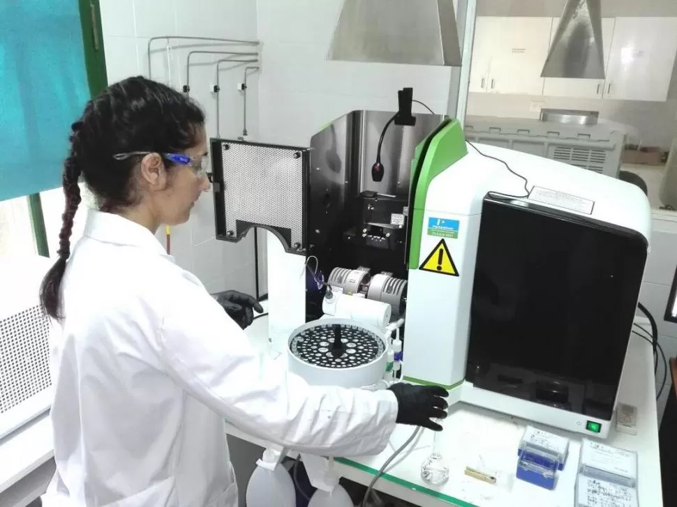 QUÍMICA. Raquel Dellmans trabajando en el Laboratorio de Análisis de Metales, con un espectrómetro de absorción atómica con horno de grafito.