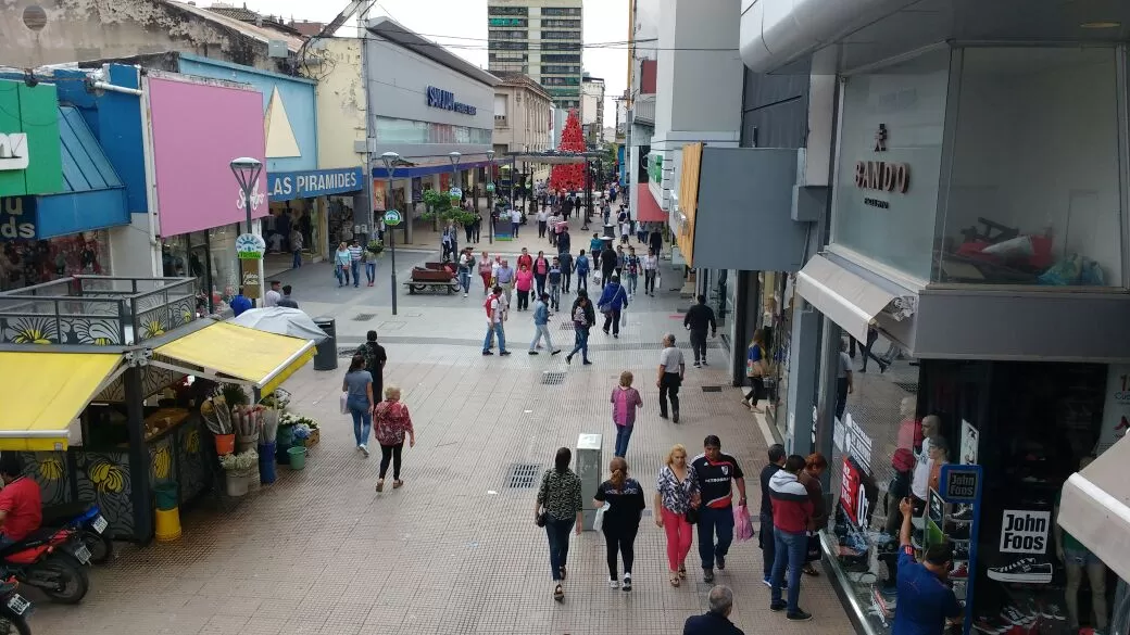 DOMINGO DISTINTO. Numerosos tucumanos aprovecharon que abren los comercios y salieron a ultimar las compras durante la mañana de hoy. 