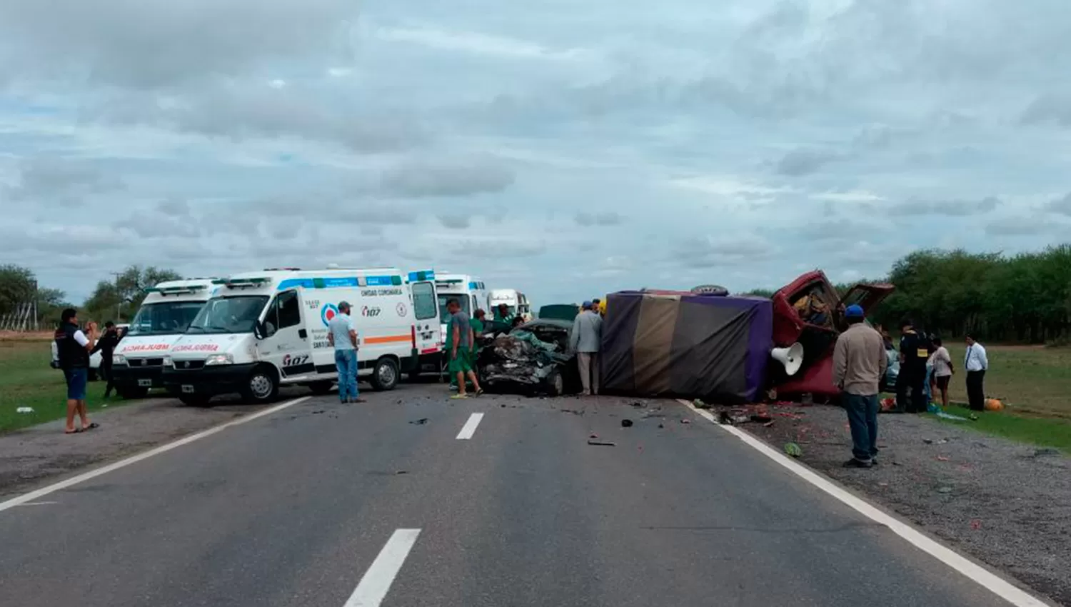 TRÁNSITO CORTADO. Los vehículos quedaron destruidos a causa del violento impacto. LA GACETA / FOTOS DE EDUARDO RUIZ VÍA MÓVIL