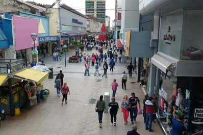 Fue un domingo atípico en el microcentro tucumano: comercios abiertos y muchos compradores