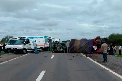 Traían sandías a Tucumán y protagonizaron un triple choque en Santiago: cuatro muertos