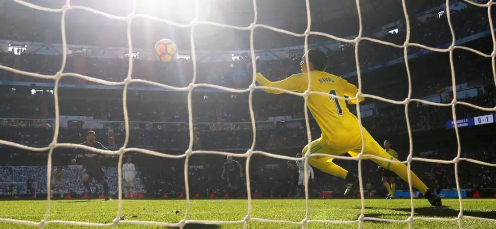 SOBERBIA EJECUCIÓN. Messi no dudó en el penal y le “rompió” el arco a Keylor Navas. Fue un zurdazo “seco”, alto y con mucha potencia para sentenciar el 2-0 y comenzar a asegurar la victoria sobre el Madrid. reuters