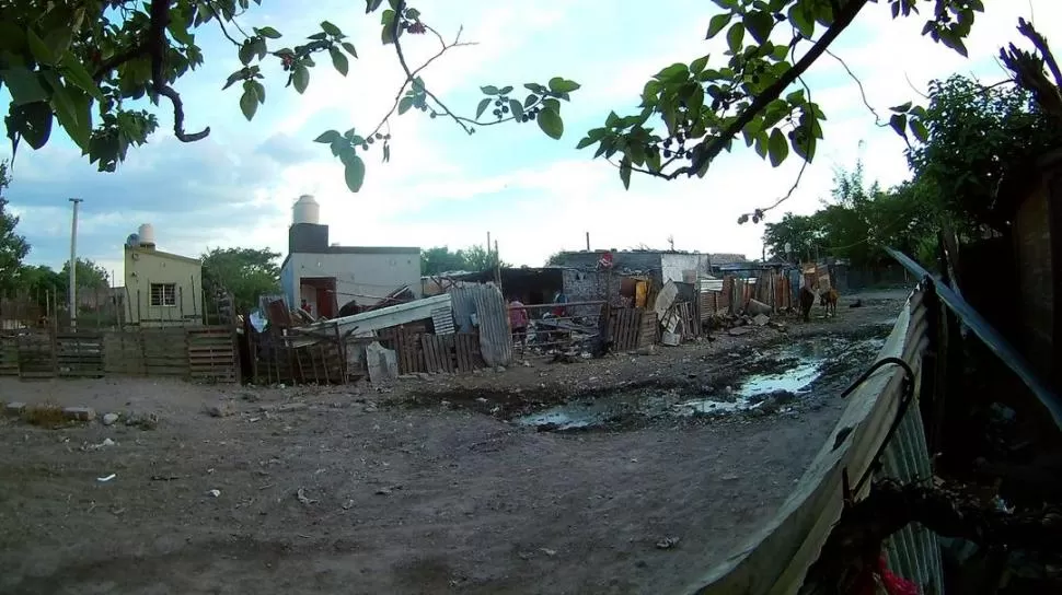 VULNERADOS. En algunos sectores de La Costanera los vecinos reclaman que no tienen pavimento, agua potable, cloacas, alumbrado o transporte público. la gaceta / foto de Osvaldo Ripoll