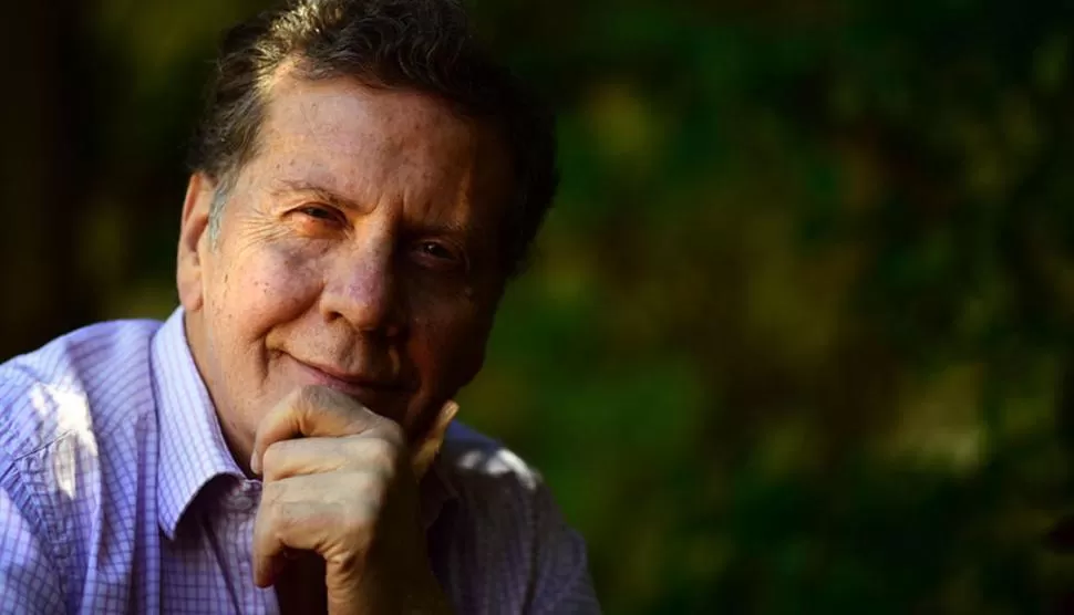 SÓLIDA CONSTRUCCIÓN NARRATIVA. La novela de Sguiglia cuenta historias paralelas y desaforadas sobre individuos que persiguen información y que, al investigar la nuez de lo real, persiguen las huellas de delaciones, crímenes y mentiras. so-compa.com