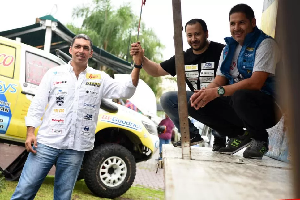 AFINANDO DETALLES. Ricardo Neme, junto a Ariel Isola y Juan Manuel Nicola, quienes llegaron ayer con la camioneta y el camión desde Córdoba. El equipo de asistencia partirá el miércoles rumbo a Lima. la gaceta / fotos de DIEGO ARAOZ
