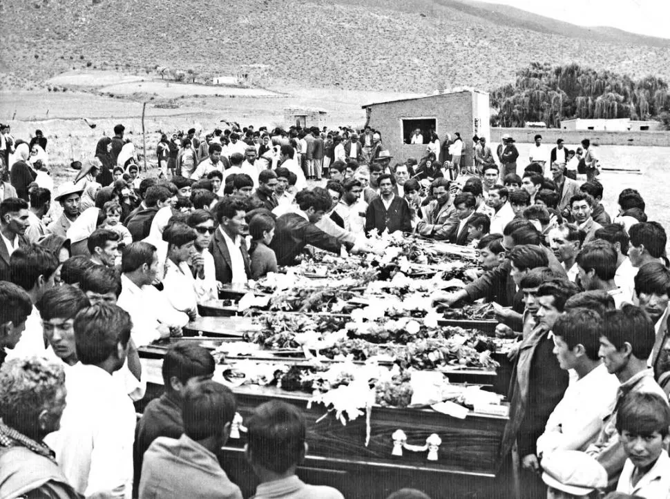 EN LA RETINA Y EN EL CORAZÓN. Con fondo vallisto, la tristeza de todo el pueblo se apoderó del velatorio colectivo,en el club San Guillermo.  LA GACETA / FOTOS DE ARCHIVO.-