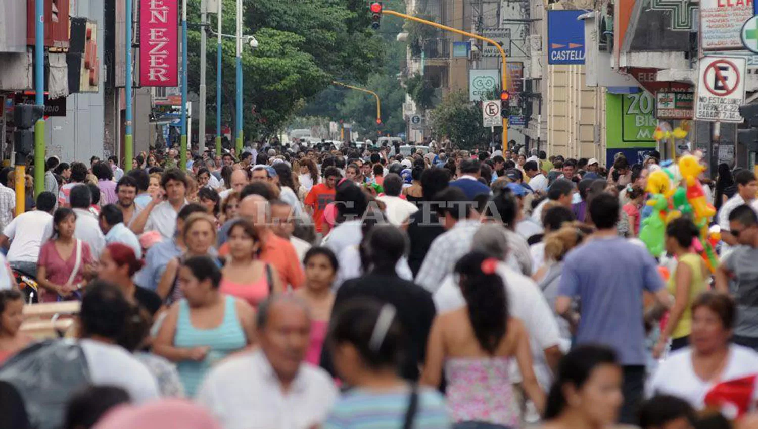 VENTAS NAVIDEÑAS. Las calles tucumanas, repletas. ARCHIVO