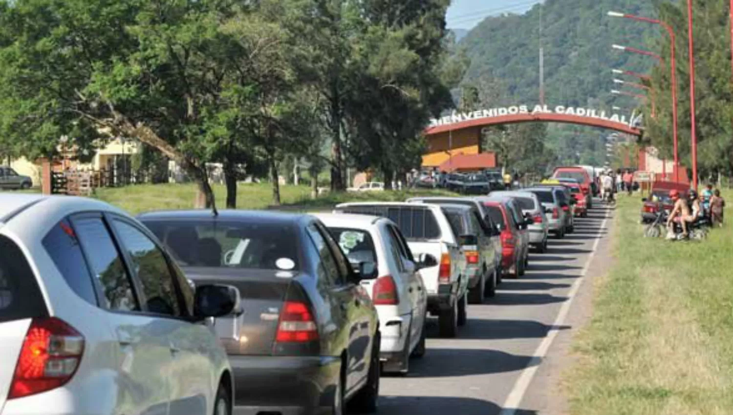 FILA INTERMINABLE. Los conductores debieron detenerse en la entrada de El Cadillal para pasar los controles. ARCHIVO LA GACETA