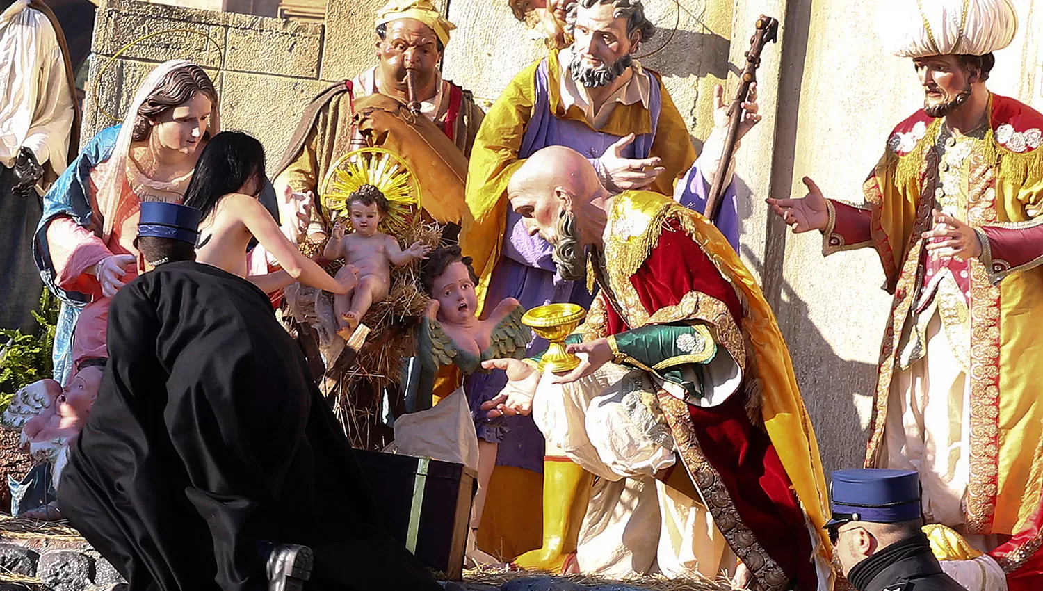 El momento en el que la mujer fue detenida en el Vaticano. REUTERS