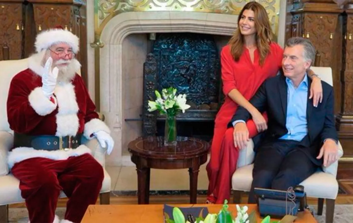 NAVIDAD PRESIDENCIAL. Papa Noel visitó al presidente antes de Nochebuena. FOTO TOMADA DE LANUEVA.COM