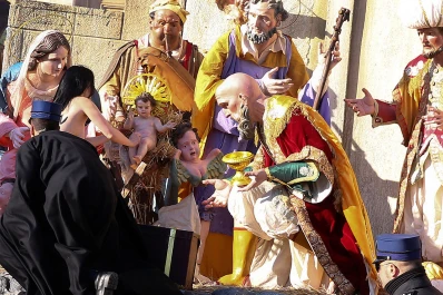 Una activista feminista semidesnuda intentó robar la escultura del Niño Jesús en el Vaticano