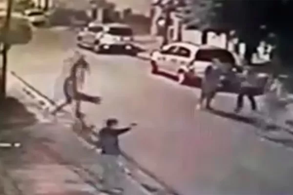 Video: ladrones interceptaron a una pareja y se llevaron hasta los remedios de sus hijos