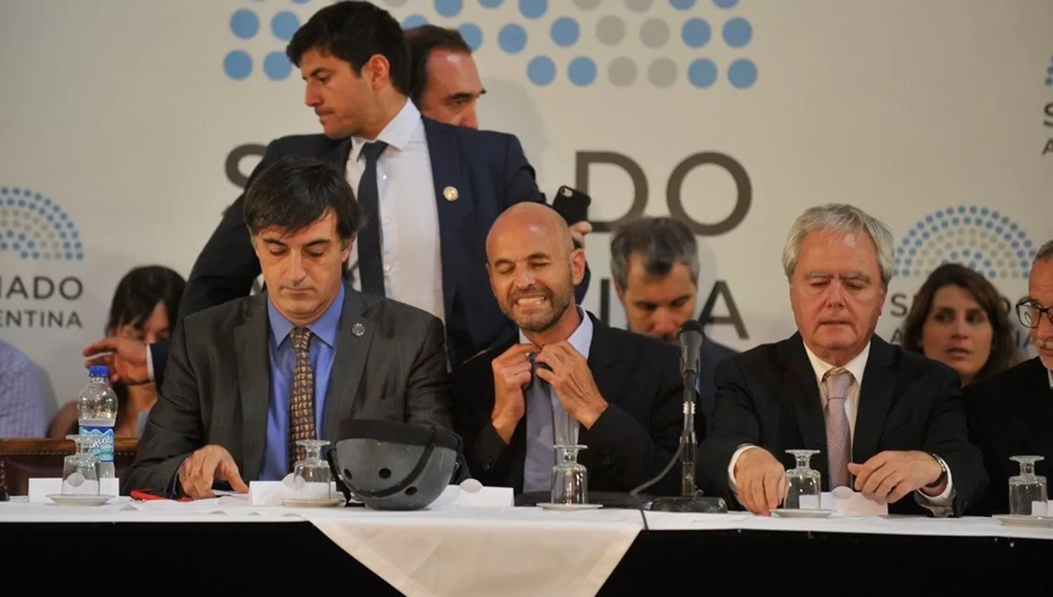 EN EL SENADO. Bullrich, Dietrich y Pinedo. FOTO TOMADA DE CLARÍN