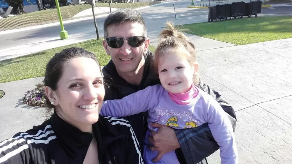 EN FAMILIA. Angelicola, el técnico del flamante campeón de la categoría “B” del básquet tucumano, flanqueado por su esposa, Laura Falchi, y por su hija, Francesca.  