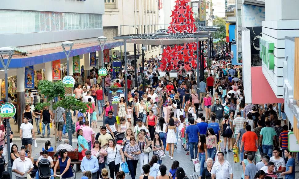 BUSCANDO REGALOS. Los tucumanos salieron el fin de semana a realizar las tradicionales compras navideñas. Caminaron para hallar buenos precios. la gaceta / foto de hector peralta