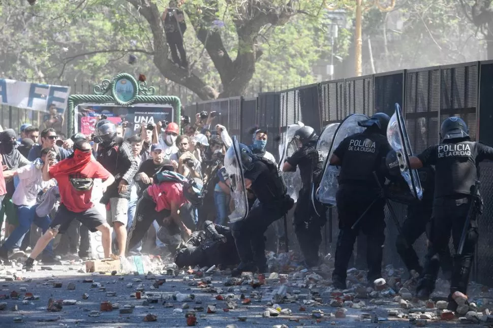 ESCANDALOSO. Las imágenes con los incidentes dieron vuelta el mundo. telam