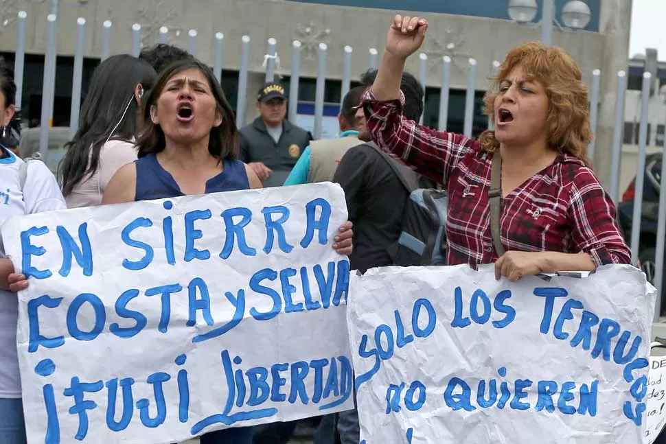 REPUDIO. Familiares de víctimas de masacres protestan frente al hospital Centenario, donde está internado Fujimori. Reuters