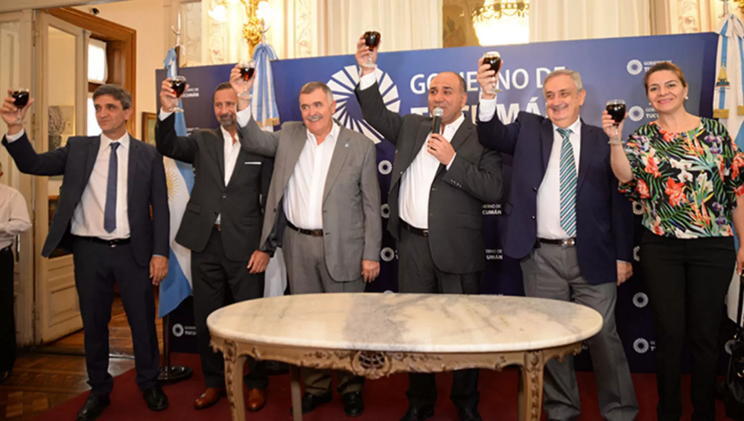 LEVANTÓ LA COPA. Tanto Manzur como Jaldo celebraron haber superado un año complejo desde el punto de vista institucional. FOTO TOMADA DE COMUNICACIONTUC.GOB.AR