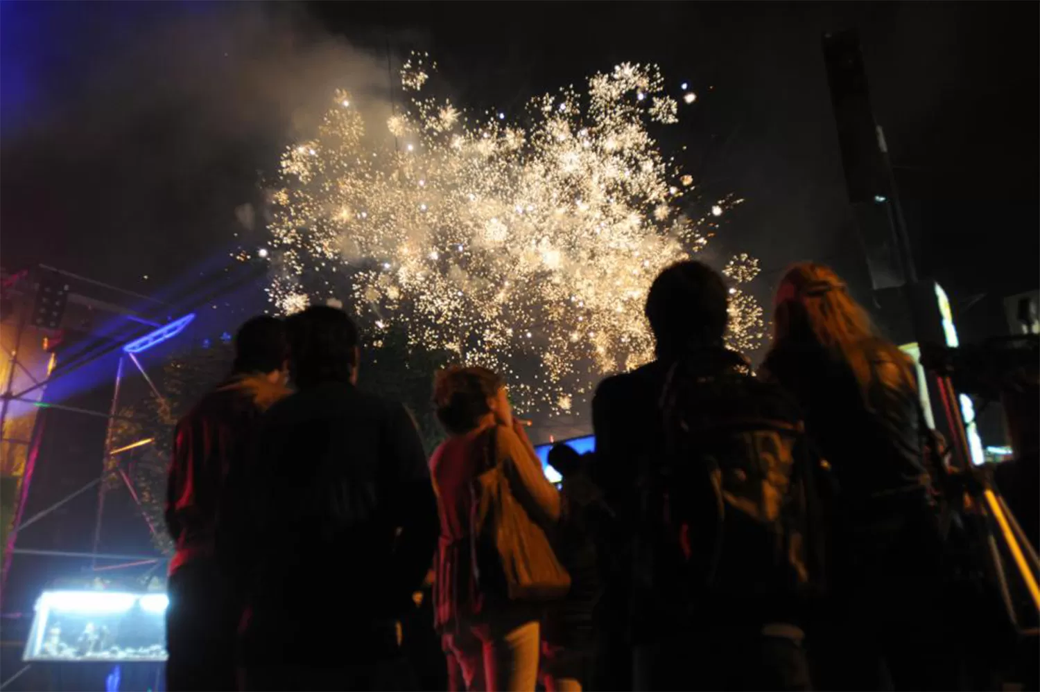 Tucumanos observan los fuegos artificiales en la Plaza Independencia. FOTO ARCHIVO/ LA GACETA.