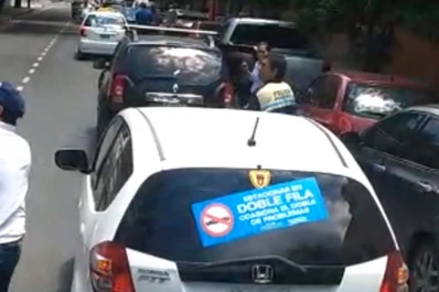 Video: la Municipalidad coloca calcomanías a autos estacionados en doble fila