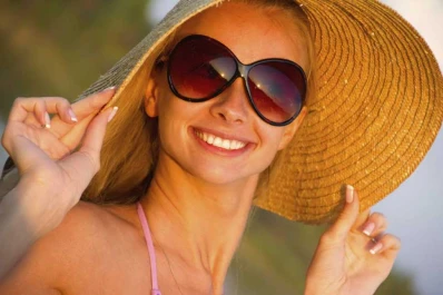 Usá anteojos de sol y sombreros de ala ancha