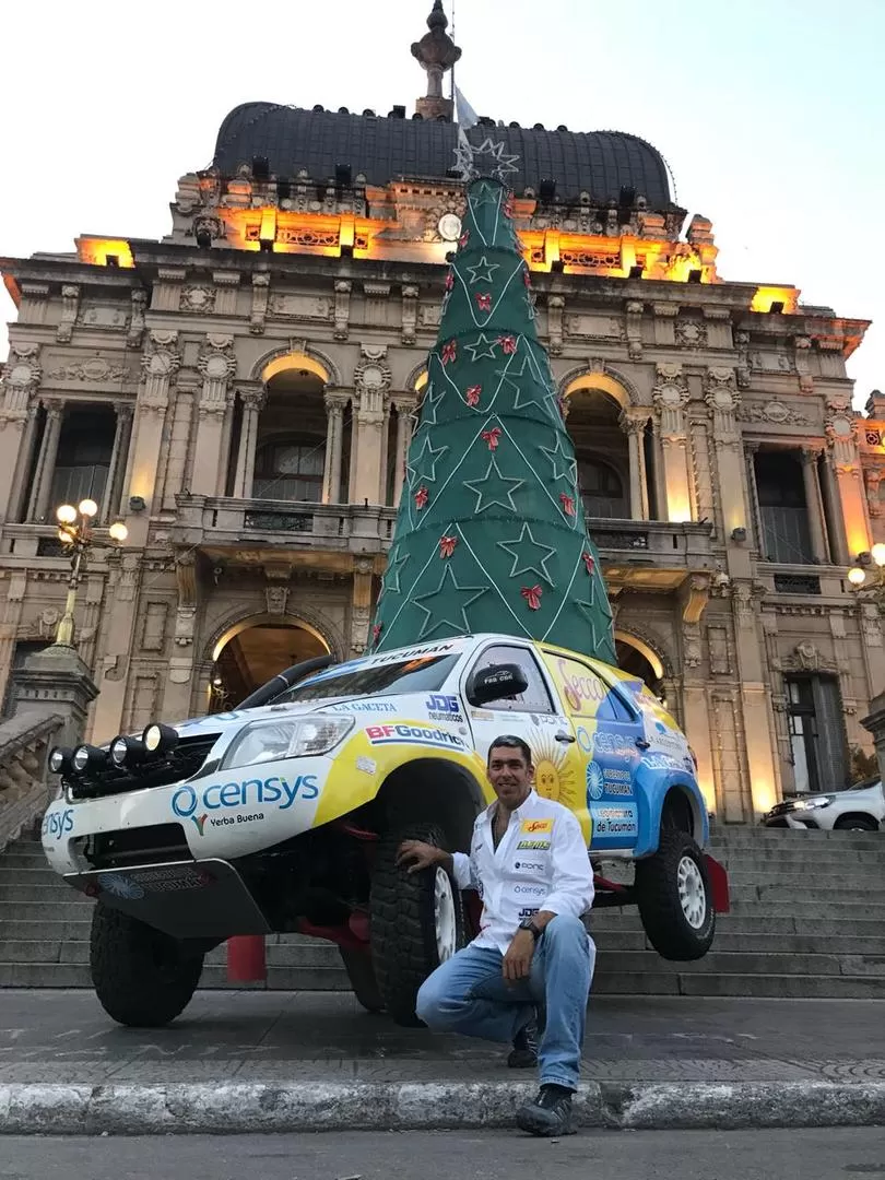 EL HOMBRE Y LA MÁQUINA. La Toyota SW4 y Ricardo Neme, “hermanados” en la tarde de ayer en la vereda de la Casa de Gobierno; la máquina será llevada hoy a Lima por el equipo del yerbabuenense. prensa neme