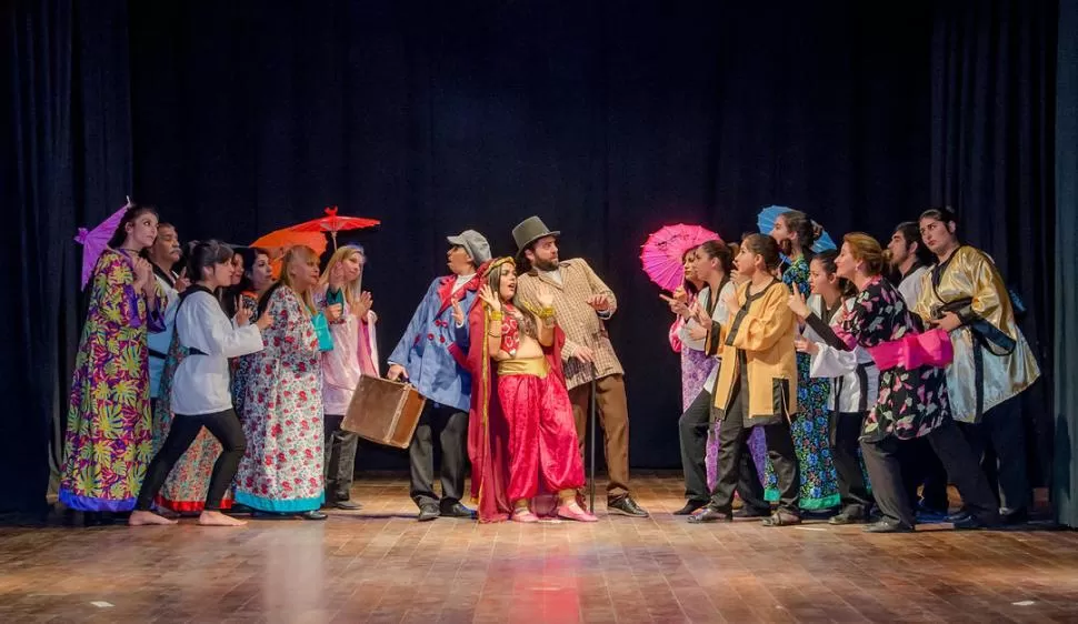 PRIMERA EXPERIENCIA. “La vuelta al mundo en 80 días” es el resultado de un taller gratuito municipal de teatro en Concepción, que comenzó a dictarse en marzo y que encaró la adaptación de la novela de Julio Verne. .