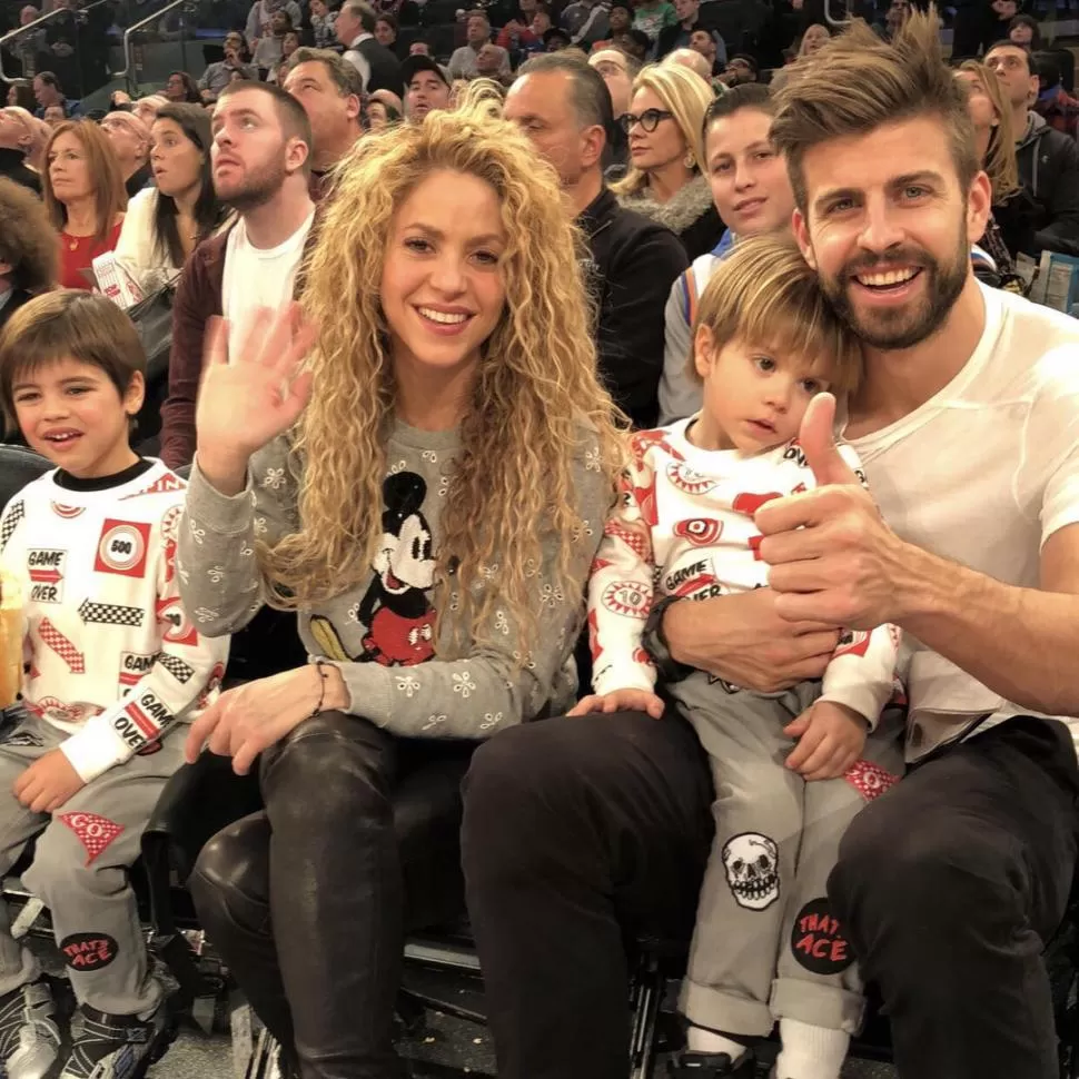 EN FAMILIA. Shakira, Piqué y sus hijos, en el Madison Square Garden. @PiqueFansBR