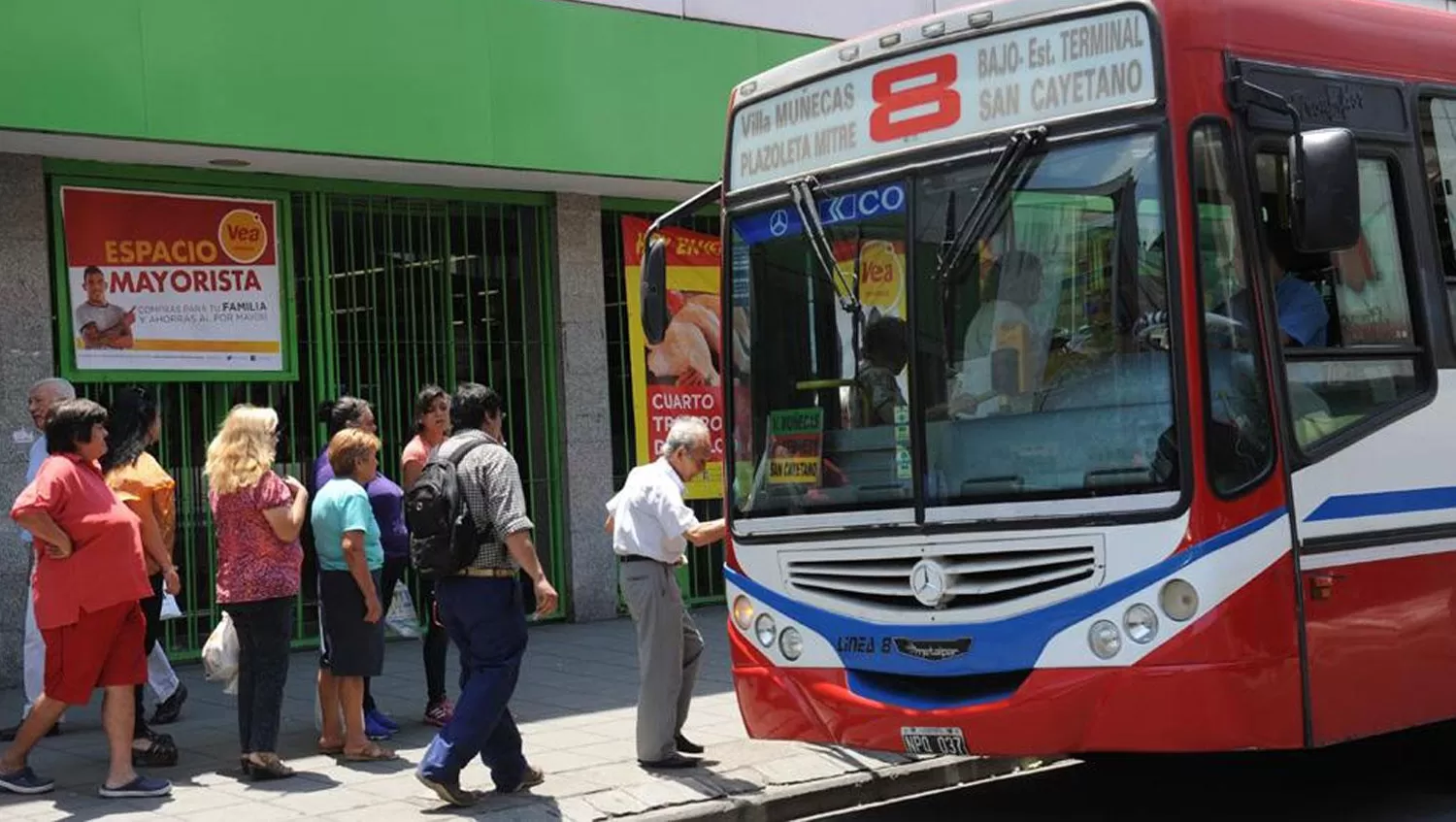 Ciudadanos esperan el colectivo en las paradas céntricas. FOTO ARCHIVO/ LA GACETA.