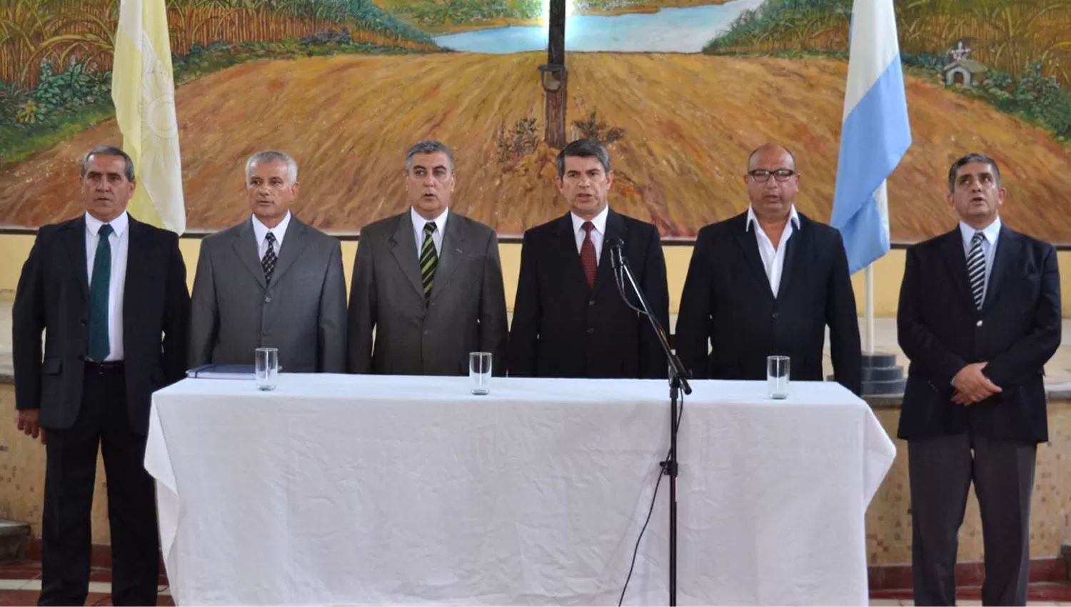 ACTO. Maley, al centro, durante la presentación de Juárez y de  Argañaraz, ambos en el extremo izquierdo de la foto. IMAGEN ENVIADA POR COMUNICACIÓN TUCUMÁN