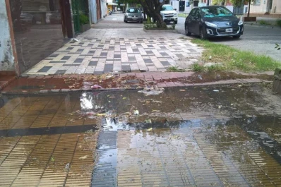 Colapsó una red cloacal y, además de la “inundación”, el lugar quedó sin agua