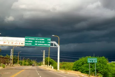 Golpeó salvajemente a sus hijastros, a uno de ellos lo encerró en el freezer y se fugó; lo atraparon siete años después