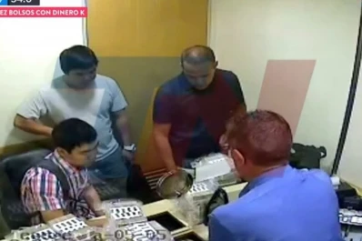 Un video muestra cómo un ex empresario K cuenta más de $ 5 millones y los coloca en un bolso