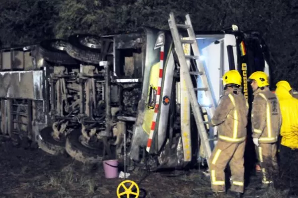 Volcó un colectivo que hacía un tour de compras y murieron cuatro adultos y un chico