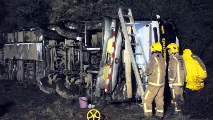 EL LUGAR DE LA TRAGEDIA. El colectivo quedó en la banquina. FOTO TOMADA DE EL LIBERAL