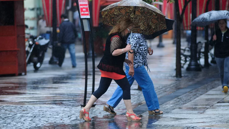 PASADOS POR AGUA. No estará de más salir con el paraguas durante la jornada de hoy. ARCHIVO