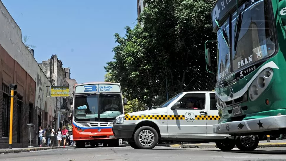 Concejales apuran la sesión en la que subirán las tarifas de los servicios de ómnibus y taxis