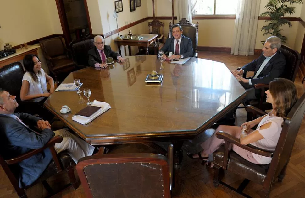 EN EL SALÓN DE ACUERDOS DE LA CORTE. Robles, Colombres Garmendia, Goane, Posse, Estofán y Sbdar antes del inicio de la audiencia. la gaceta / foto de franco vera