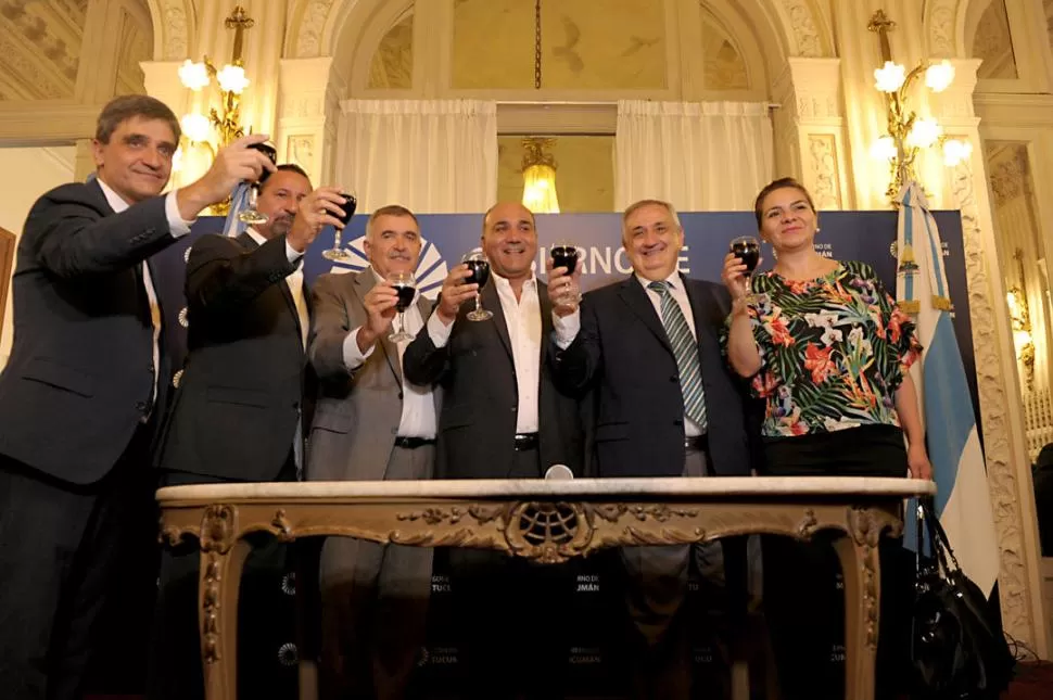 CHIN-CHIN. Yedlin, Juri, Jaldo, Manzur, Ruiz Olivares y Medina encabezaron el balance del año en el Salón Blanco.  la gaceta / foto de franco vera