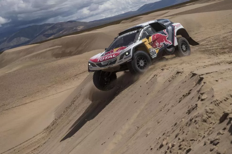 COMPORTAMIENTO ANIMAL. El Peugeot 3008 DKR es como un león cuando tiene que enfrentar las dunas en la carrera. 