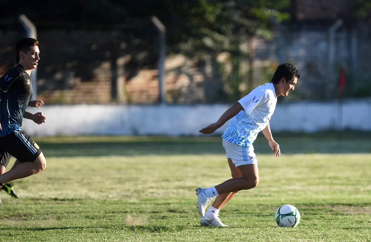 JUEGA POR LA GENTE. El Pulga Rodríguez participó de un partido a beneficio el jueves y volverá a jugar el sábado. (LA GACETA / DIEGO ARÁOZ)