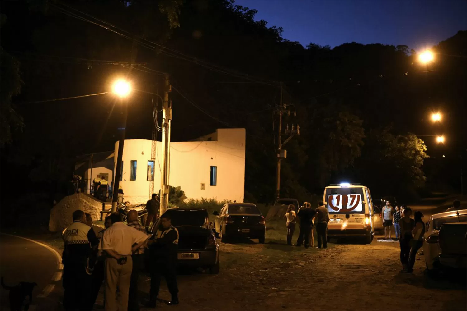 Familiares de la víctima se encuentran en la comisaría de El Corte. FOTO LA GACETA/ DIEGO ARÁOZ.