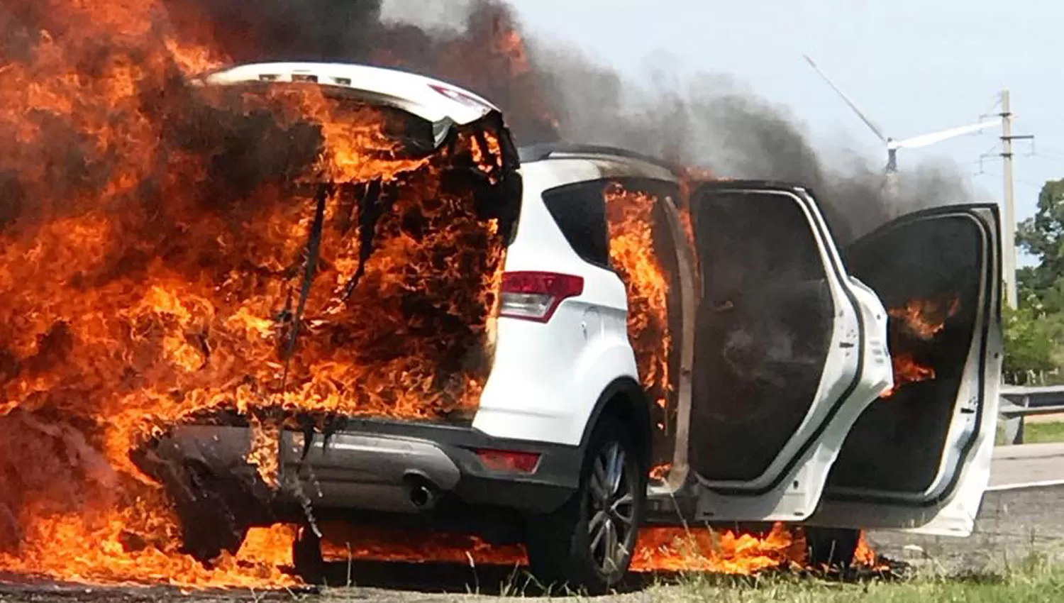 IMPACTANTE. La camioneta de Walter, envuelta por las llamas. FOTO TOMADA DE FACEBOOK