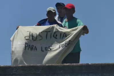 Motín en el penal de Concepción: los presos se subieron al techo y reclaman su libertad