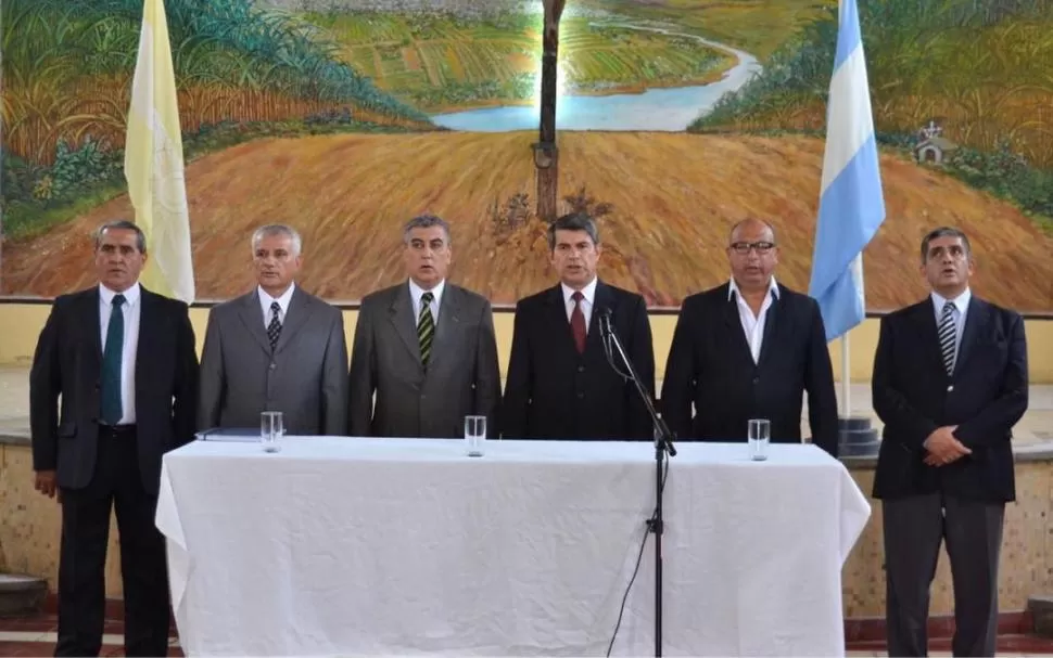 ACTO OFICIAL. El ministro de Seguridad, Claudio Maley (centro), presentó a las nuevas autoridades de la Dirección General de Institutos Penales. .